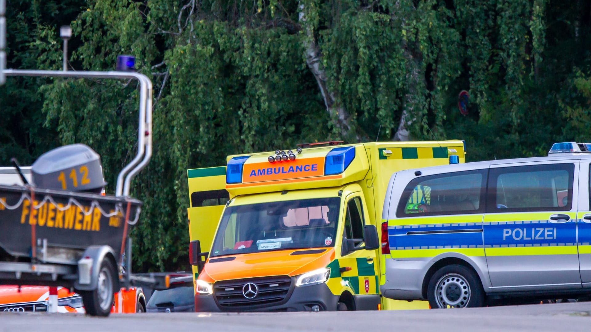 Einsatzfahrzeuge von Polizei und Feuerwehr stehen am Eiserbachsee. In dem Gewässer hatten zwei Kinder einen Badeunfall.