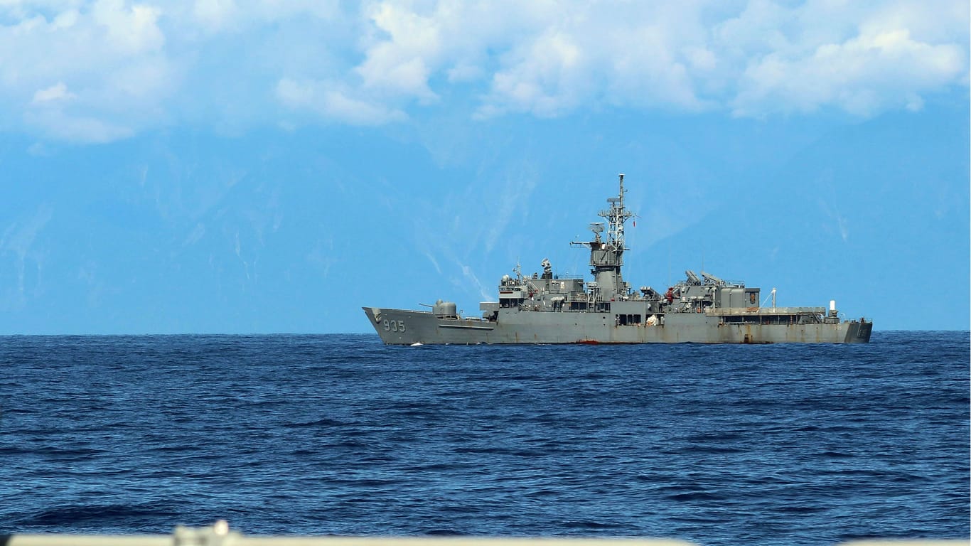 Die taiwanesische Fregatte "Lan Yang" auf See, die vom Deck eines chinesischen Militärschiffs aus während einer Militärübung zu sehen ist: China führte in den Gewässern vor der Küste Taiwans Militärübungen durch.