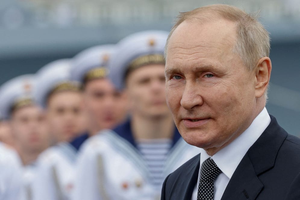 Wladimir Putin bei einer Militärparade in St. Petersburg: Der Kremlherrscher pocht auf Nord Stream 2.