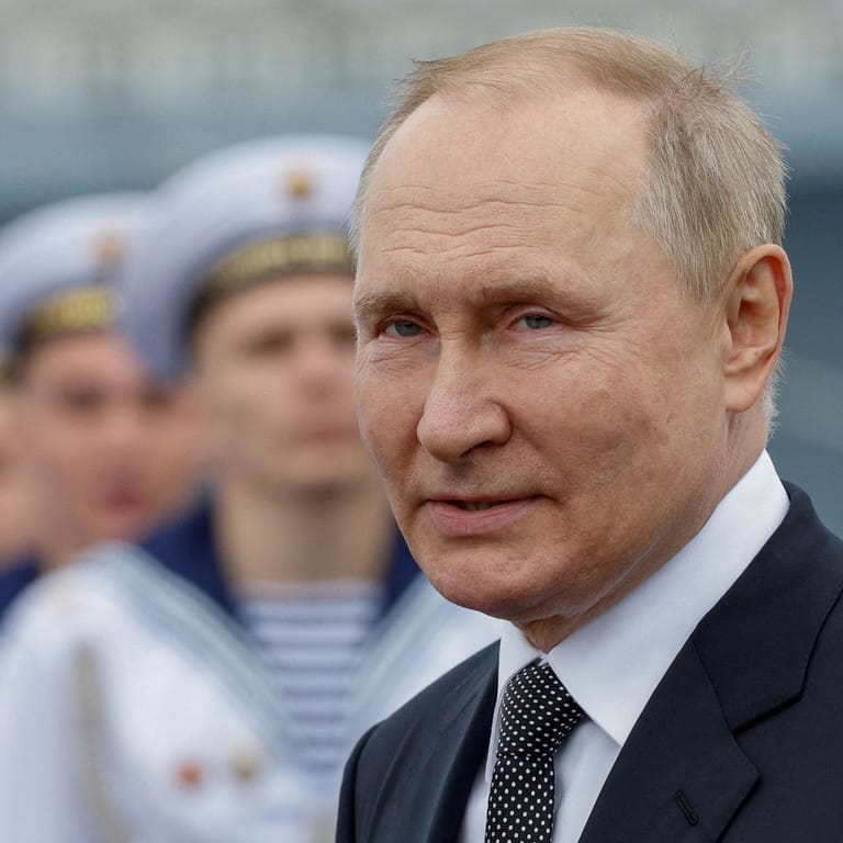 Wladimir Putin bei einer Militärparade in St. Petersburg: Der Kremlherrscher pocht auf Nord Stream 2.