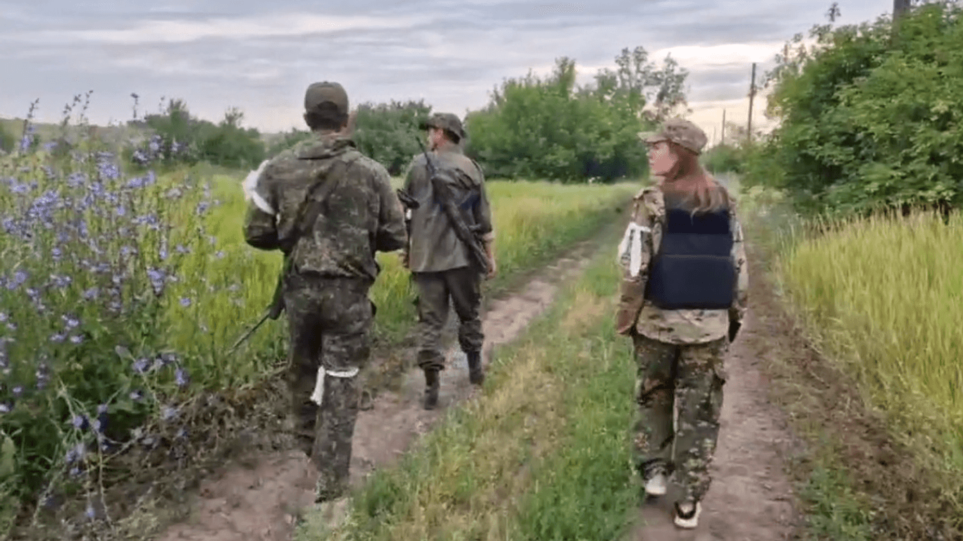 Im Fronteinsatz: Alina Lipp In Uniform der pro-russischen Kämpfer in einem Video.