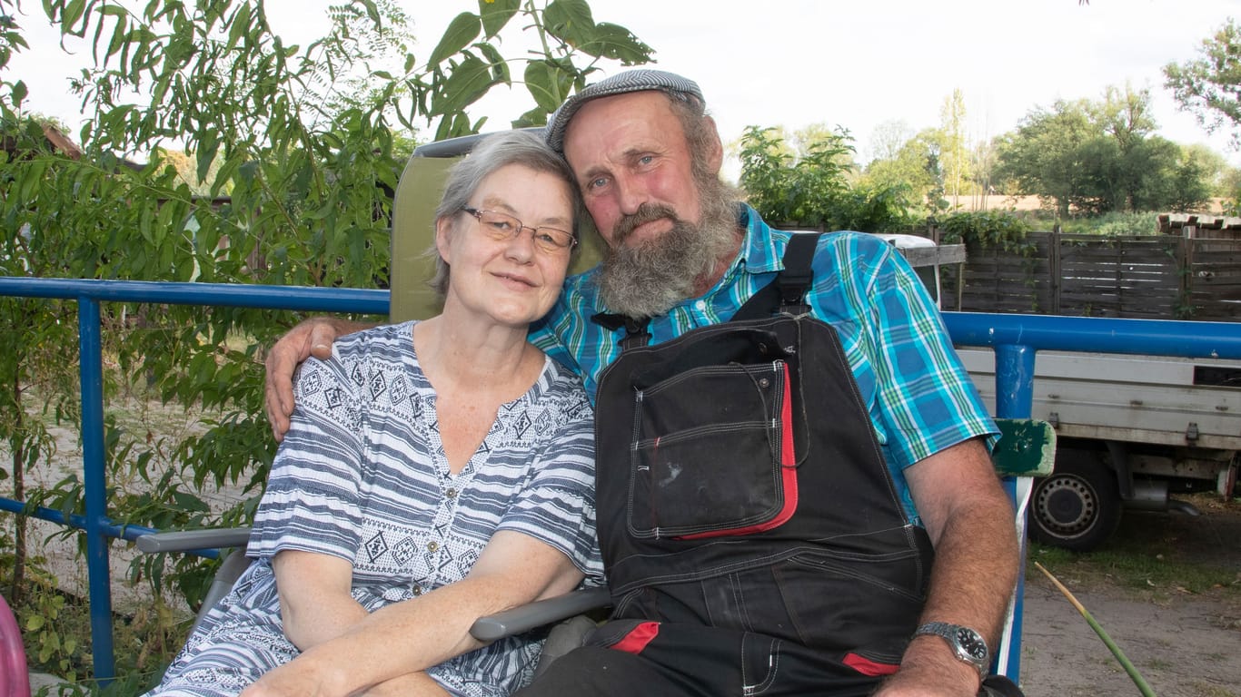 Stehen vor den Trümmern ihrer Existenz: Helmut Zahn und seine Frau Regine