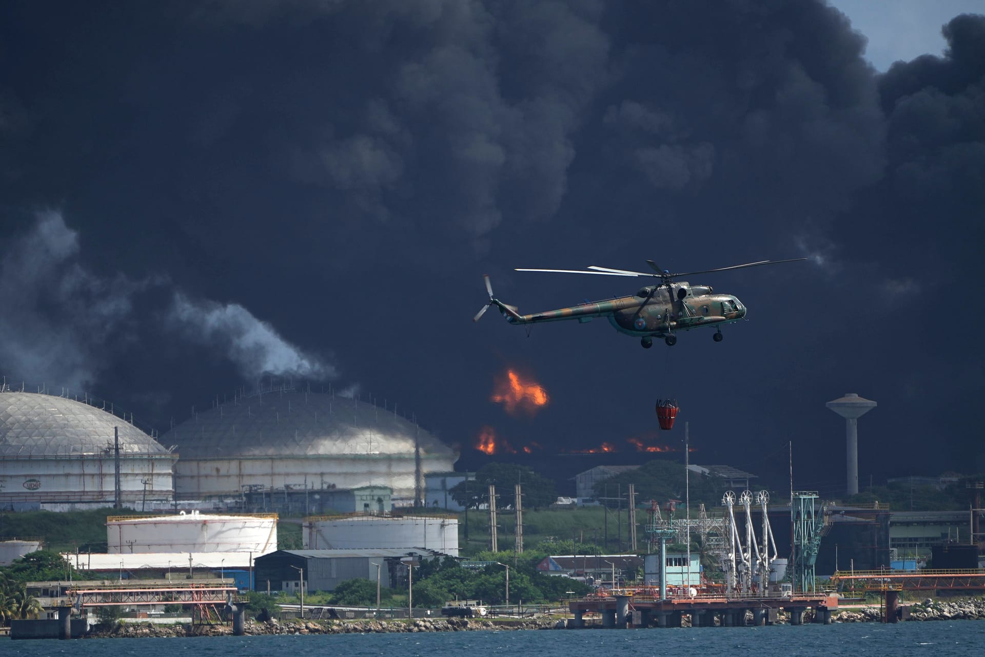 Ein Löschhubschrauber über der Supertanker-Basis in Matanzas: Bei Explosionen auf dem Gelände wurden mindestens 18 Menschen schwer verletzt.