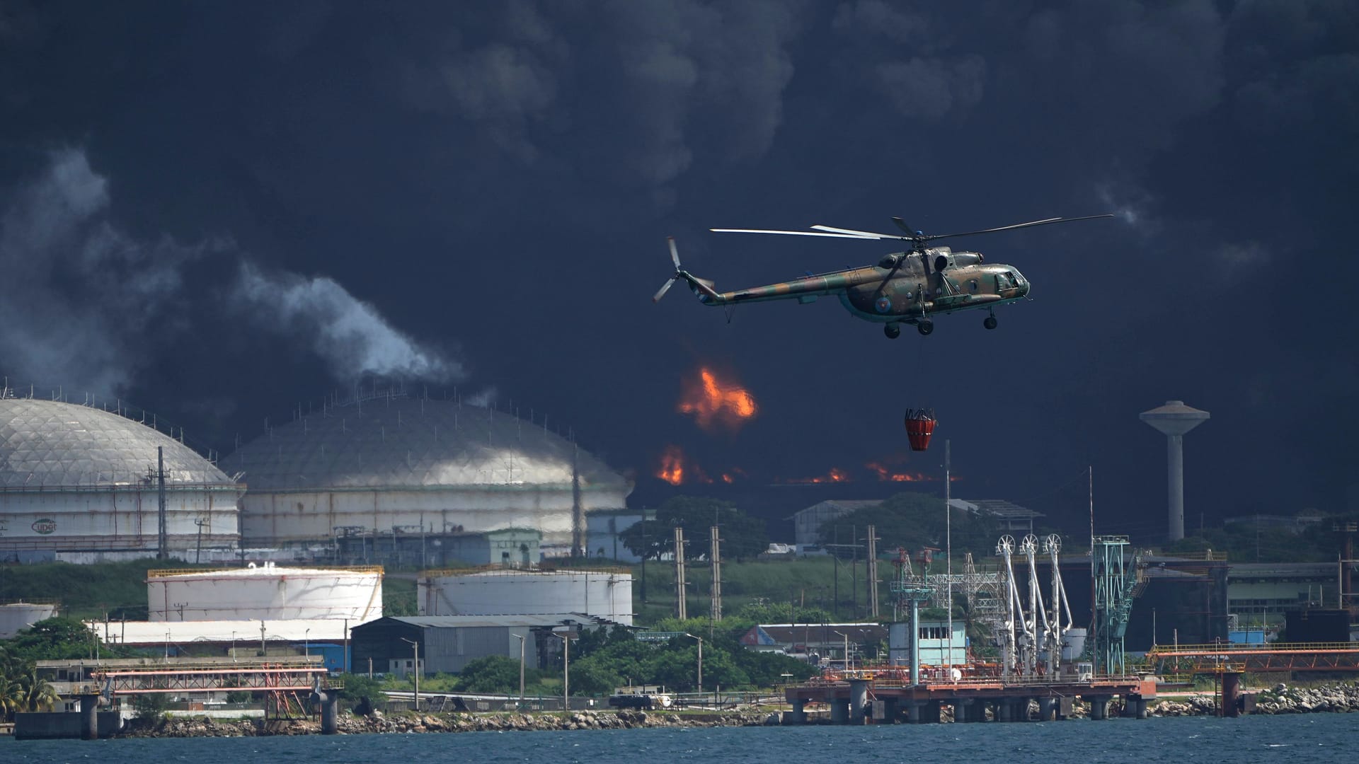 Ein Löschhubschrauber über der Supertanker-Basis in Matanzas: Bei Explosionen auf dem Gelände wurden mindestens 18 Menschen schwer verletzt.