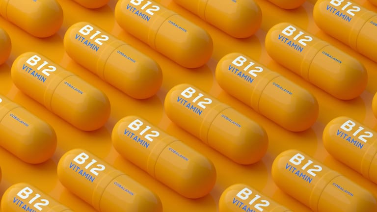 Vitamin-B12-Präparate sollten immer erst nach Absprache mit einem Arzt eingenommen werden. Denn eine Überdosierung kann zu schweren gesundheitlichen Schäden führen.