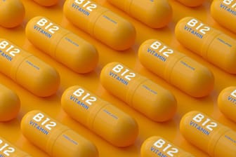 Vitamin-B12-Präparate sollten immer erst nach Absprache mit einem Arzt eingenommen werden. Denn eine Überdosierung kann zu schweren gesundheitlichen Schäden führen.