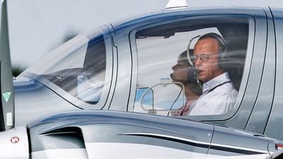 Friedrich Merz und seine Frau Charlotte in seinem Privatflieger: Der CDU-Chef wehrt sich in einem Interview mit der Bunten zu reich zu sein.