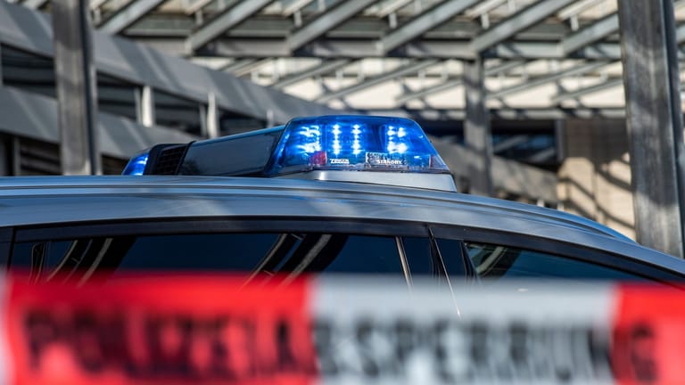 Ein Polizei-Blaulicht leuchtet über einem Absperrband mit der Aufschrift "Polizeiabsperrung": In Bremerhavens Innenstadt läuft ein Großeinsatz.
