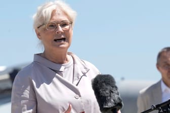 Christine Lambrecht (Archivbild): Die Verteidigungsministerin wurde nach Bekanntwerden der Sylt-Anreise ihres Sohnes harsch kritisiert.