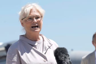 Christine Lambrecht (Archivbild): Die Verteidigungsministerin wurde nach Bekanntwerden der Sylt-Anreise ihres Sohnes harsch kritisiert.