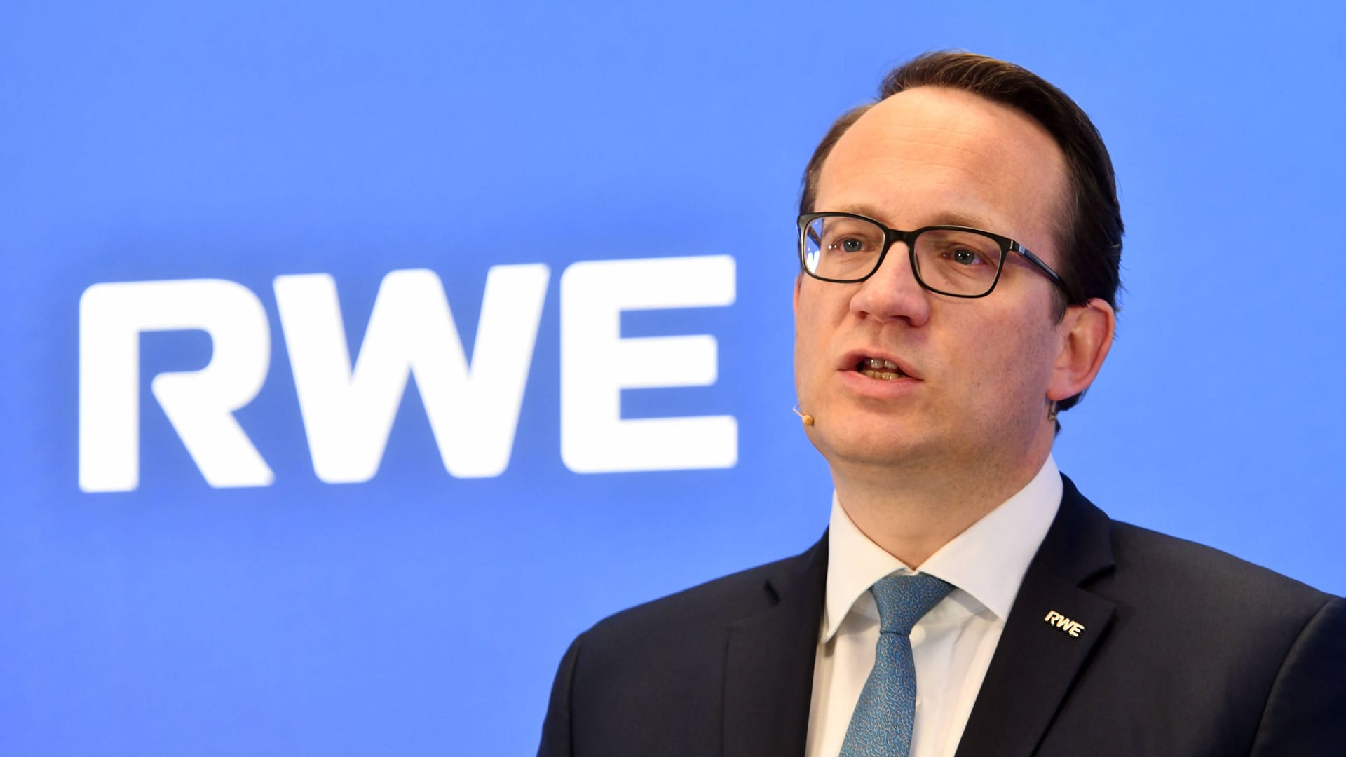 RWE-Chef Markus Krebber bei einer Pressekonferenz (Archivbild): Möglicherweise wird RWE auf die Mittel aus der Gasumlage verzichten.