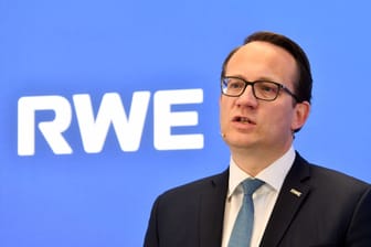 RWE-Chef Markus Krebber bei einer Pressekonferenz (Archivbild): Möglicherweise wird RWE auf die Mittel aus der Gasumlage verzichten.