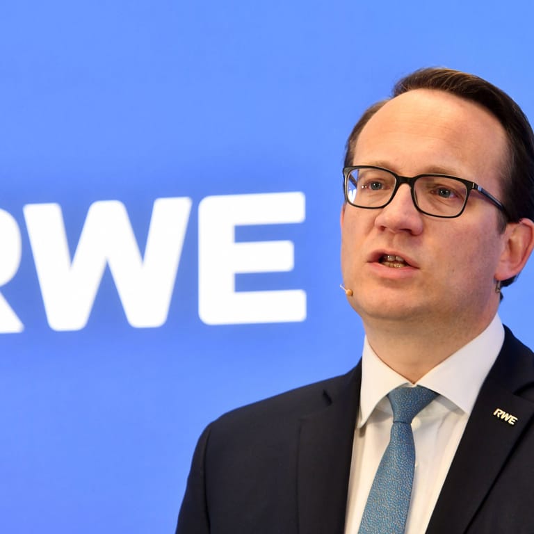 RWE-Chef Markus Krebber bei einer Pressekonferenz (Archivbild): Möglicherweise wird RWE auf die Mittel aus der Gasumlage verzichten.