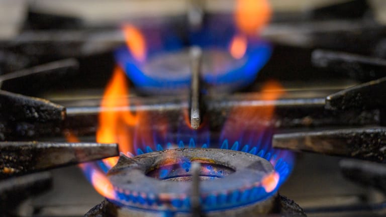 Eine blaue Gasflamme eines Gasherdes (Symbolbild): Die sogenannte Gasspeicherumlage soll die Kosten für den Gas-Einkauf ersetzen.