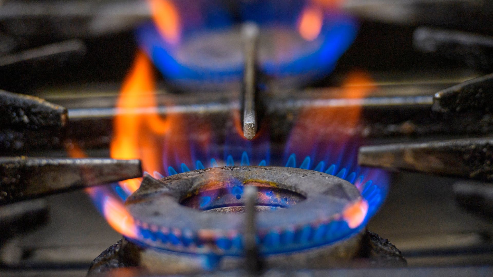 Eine blaue Gasflamme eines Gasherdes (Symbolbild): Die sogenannte Gasspeicherumlage soll die Kosten für den Gas-Einkauf ersetzen.