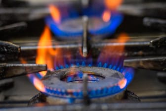 Eine blaue Gasflamme eines Gasherdes (Symbolbild): Die sogenannte Gasspeicherumlage soll die Kosten für den Gas-Einkauf ersetzen.