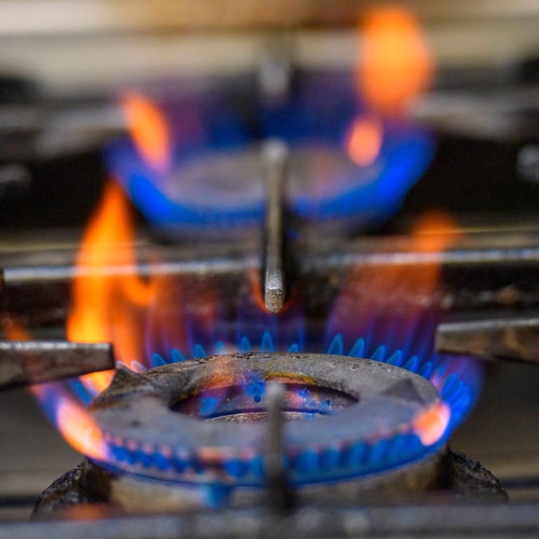 Eine blaue Gasflamme eines Gasherdes (Symbolbild): Die sogenannte Gasspeicherumlage soll die Kosten für den Gas-Einkauf ersetzen.