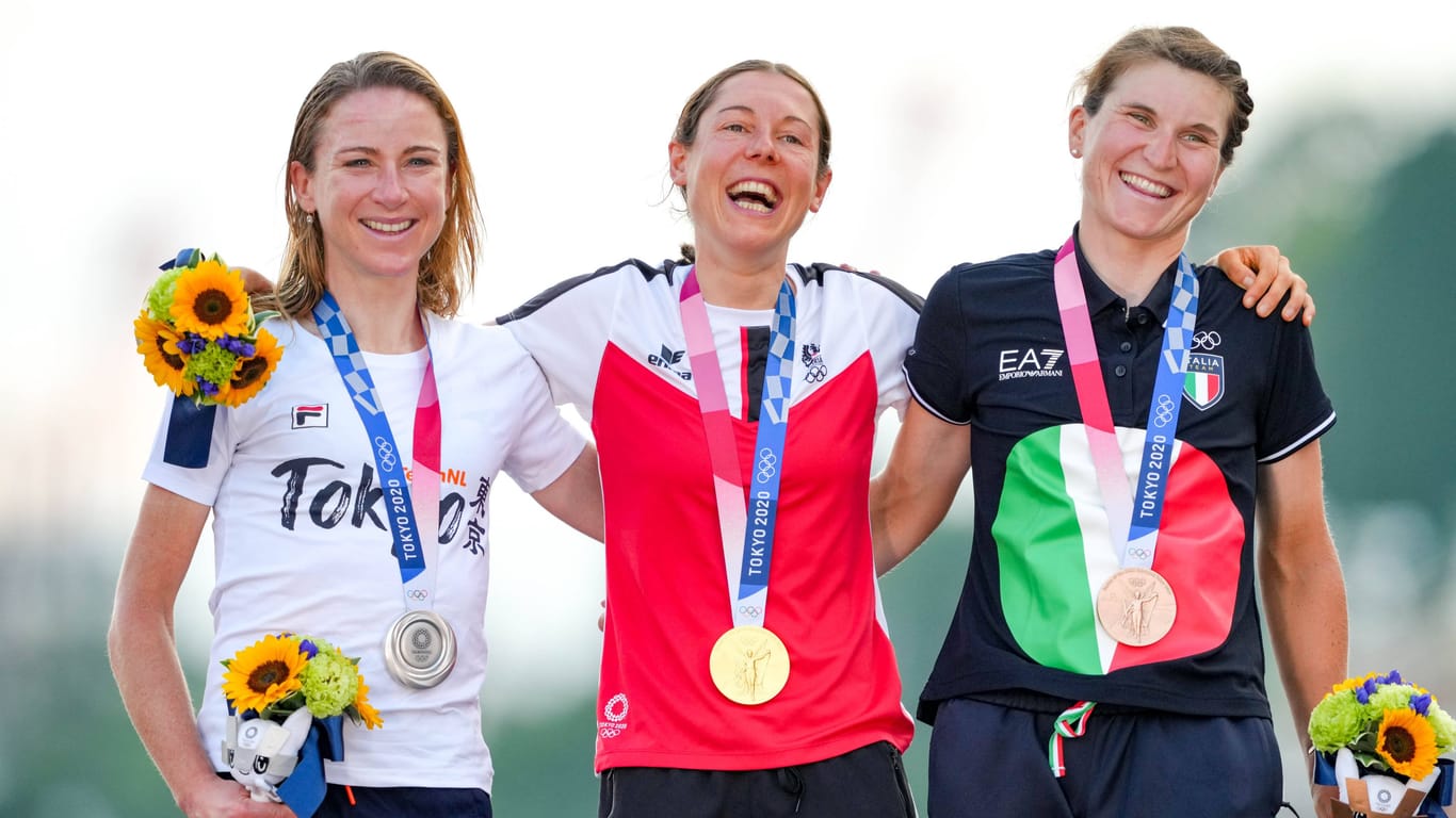 Anna Kiesenhofer (Mitte) holte vergangenes Jahr sensationell Gold im olympischen Straßenrennen von Annemiek van Vleuten und Elisa Longo Borghini (Archivbild). Sie steht auch in München am Start.
