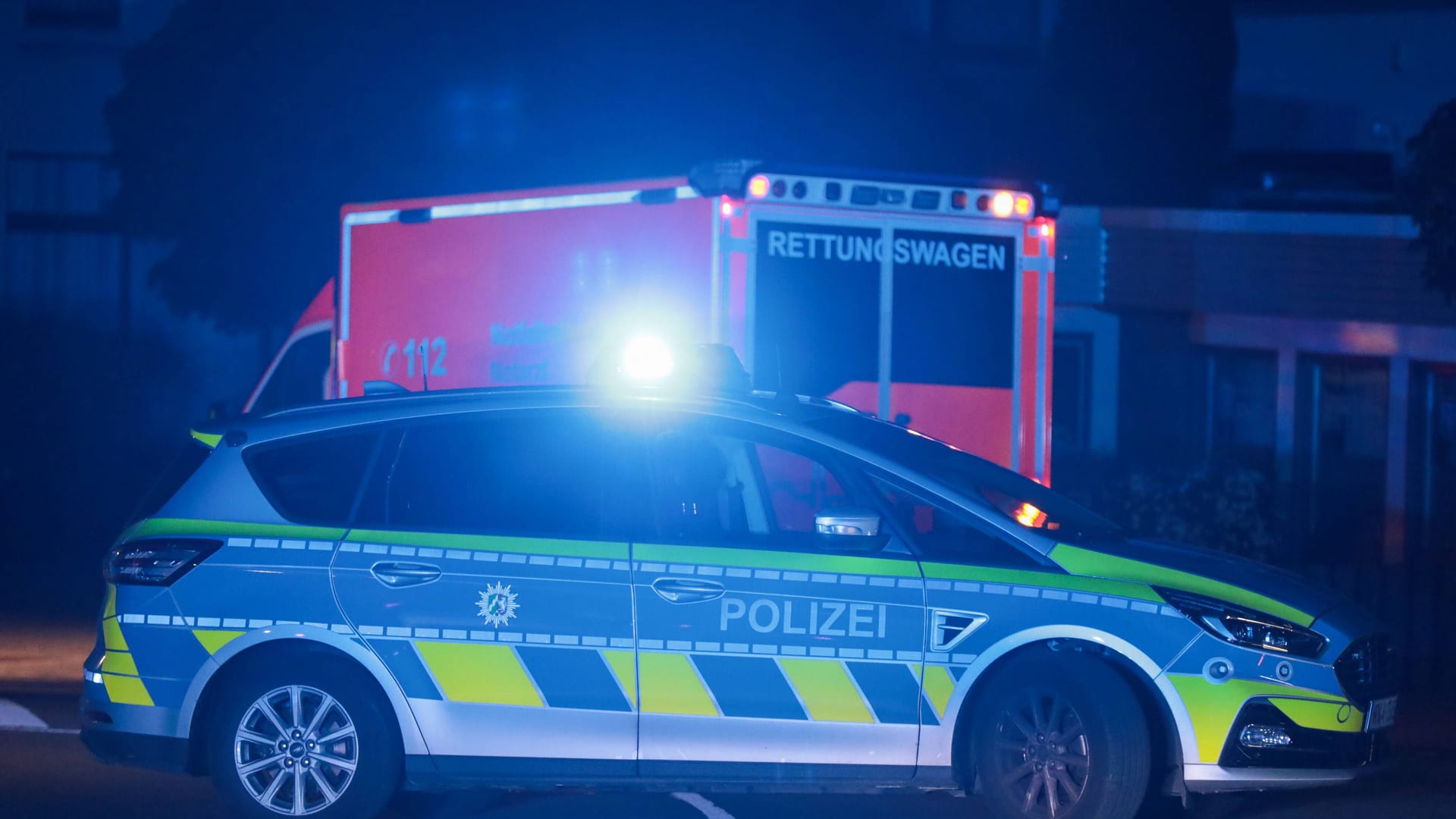 Polizei im Einsatz (Symbolfoto): Der 29-Jährigen wurde "im Bereich des Oberkörpers" getroffen. Polizei im Einsatz (Symbolfoto): Der 29-Jährigen wurde "im Bereich des Oberkörpers" getroffen.