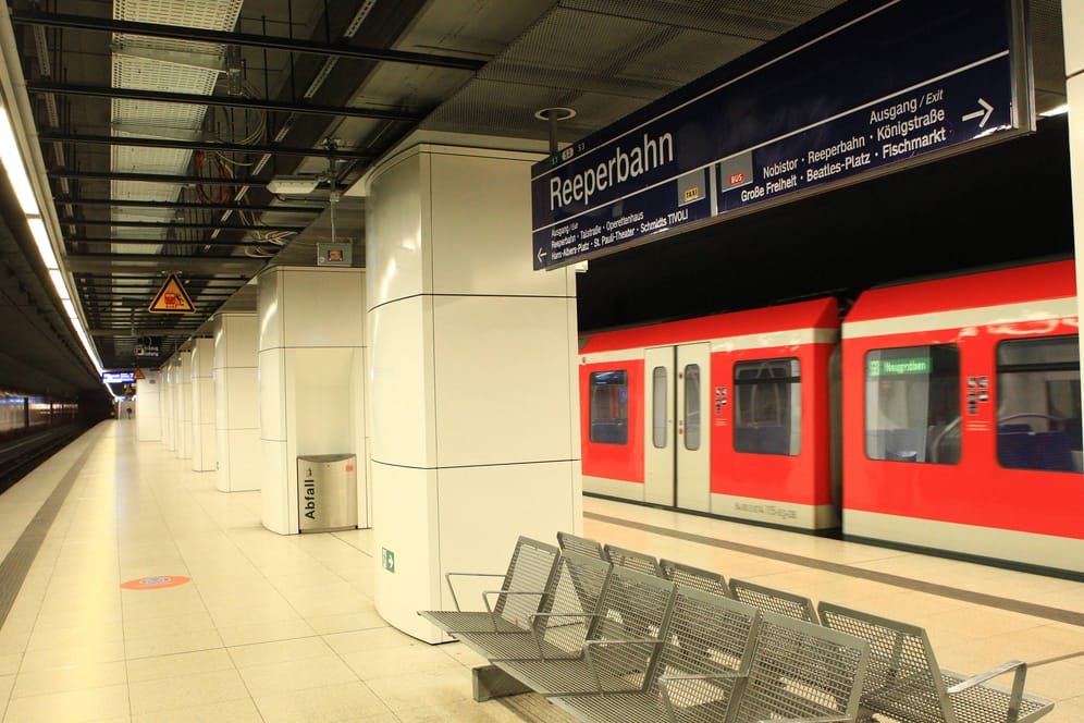 Die Haltestelle Reeperbahn: Wegen einer Frau im Gleisbett musste die S-Bahn hier zeitweise gesperrt werden.