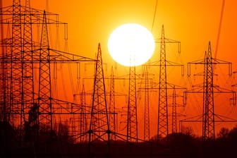 Strommasten einer Stromtrasse im Sonnenuntergang (Symbolbild): Nicht nur Gas wird für Verbraucher teurer.