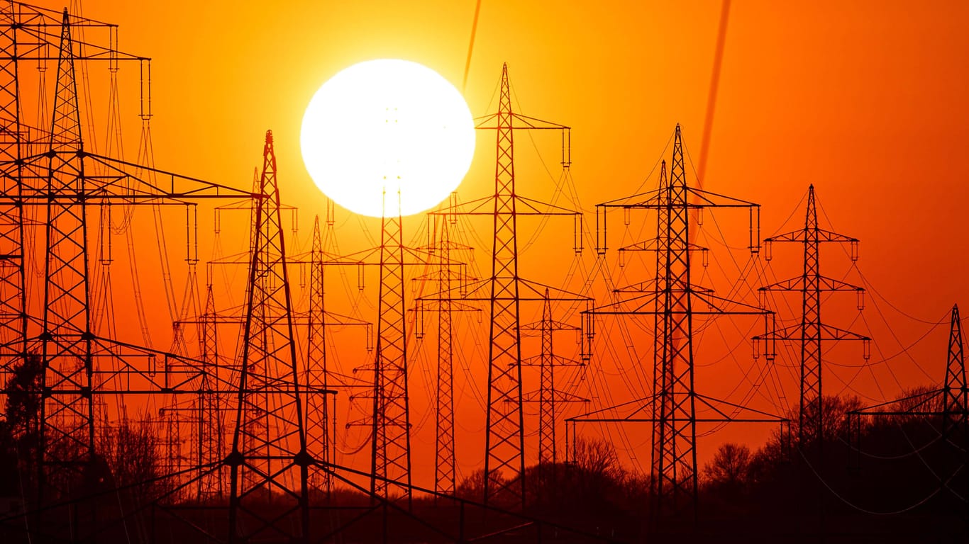 Strommasten einer Stromtrasse im Sonnenuntergang (Symbolbild): Nicht nur Gas wird für Verbraucher teurer.