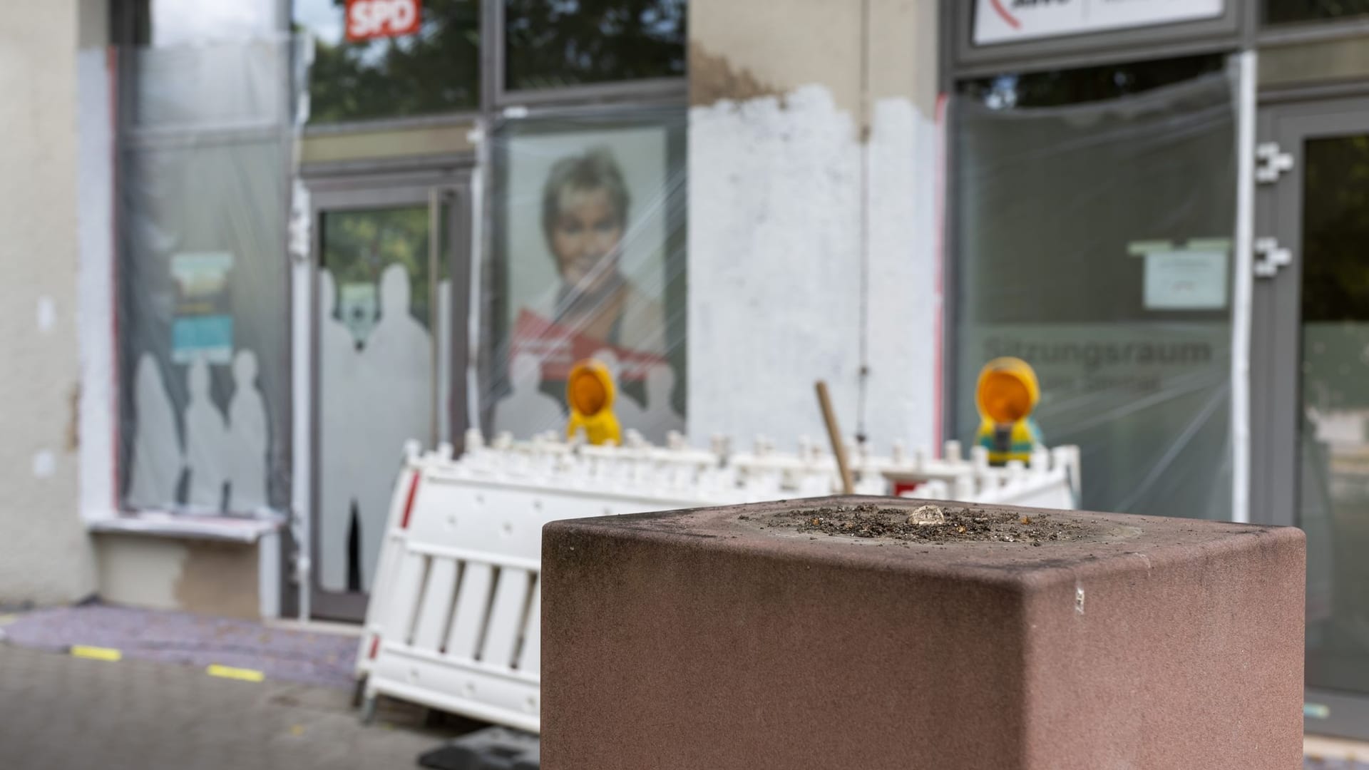 Der Sockel, auf dem zuvor die Büste stand, ist vor der SPD-Geschäftsstelle leer: Zuletzt war es vermehrt zu Angriffen auf das Gebäude gekommen. Der Sockel, auf dem zuvor die Büste stand, ist vor der SPD-Geschäftsstelle leer: Zuletzt war es vermehrt zu Angriffen auf das Gebäude gekommen.