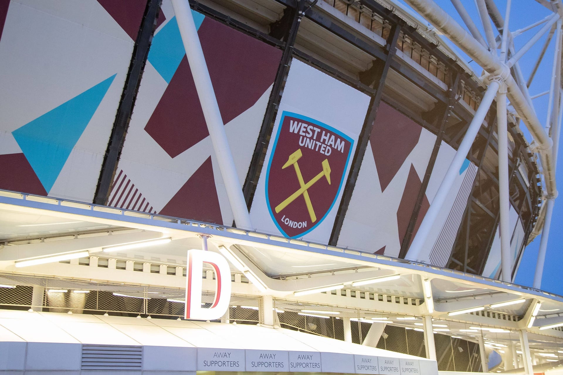 Londoner Stadium: Das Bier in der Spielstätte ist teuer.