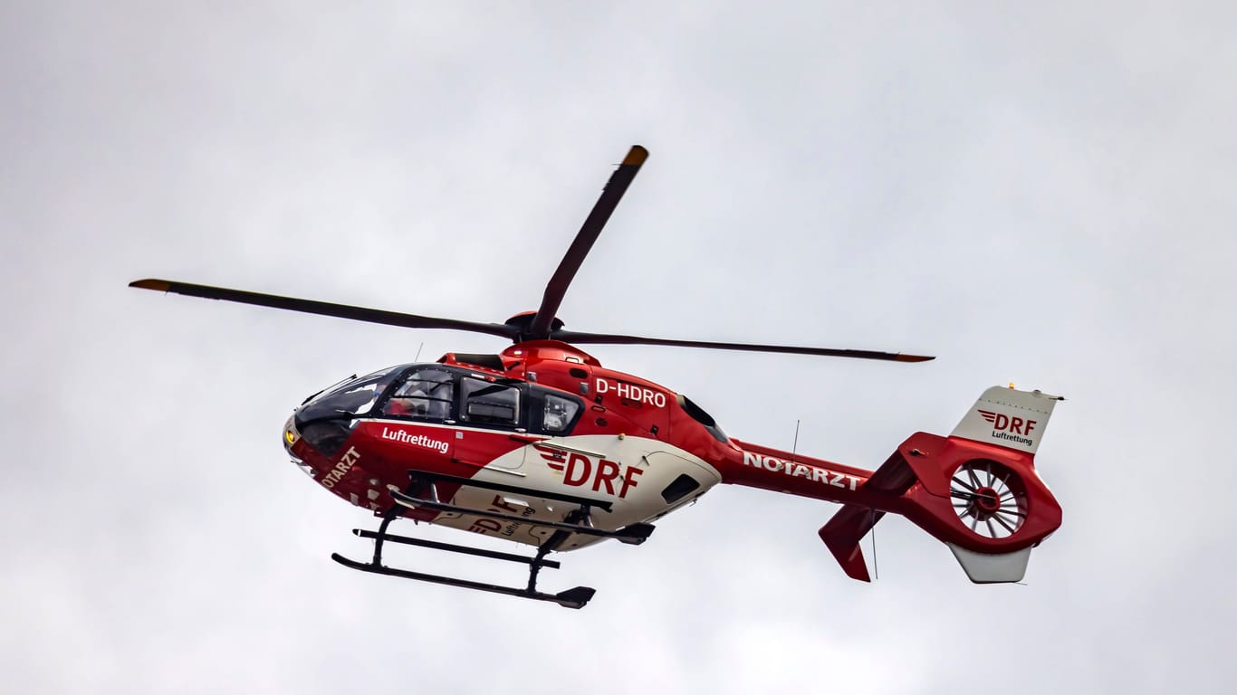 Rettungshubschrauber der DRF Luftrettung in Baden-Württemberg (Archiv): Per Hubschrauber kam der Sechsjährige in eine nahegelegene Klinik.