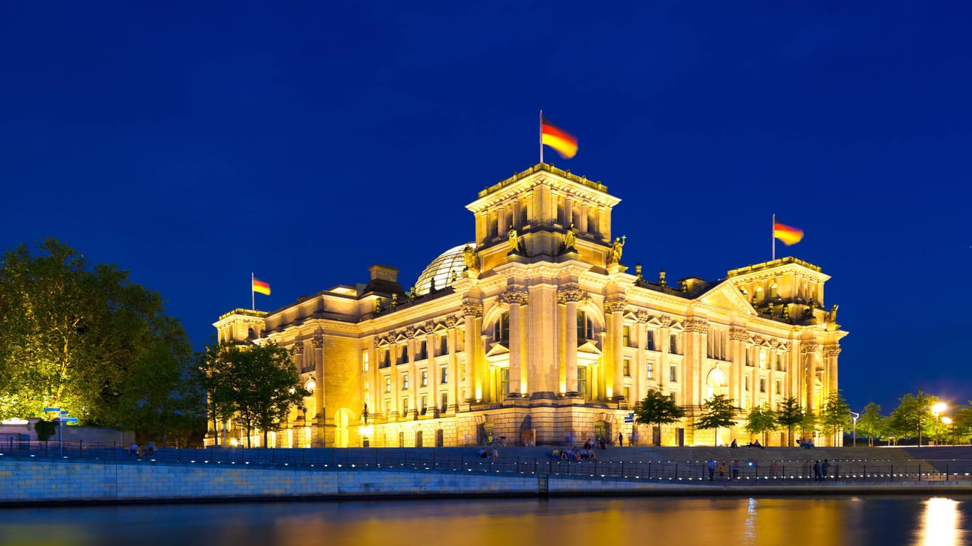 Leuchtendes Reichstagsgebäude an der Spree (Archivfoto): Anders als viele anderen Gebäude der Hauptstadt soll es beleuchtet werden.