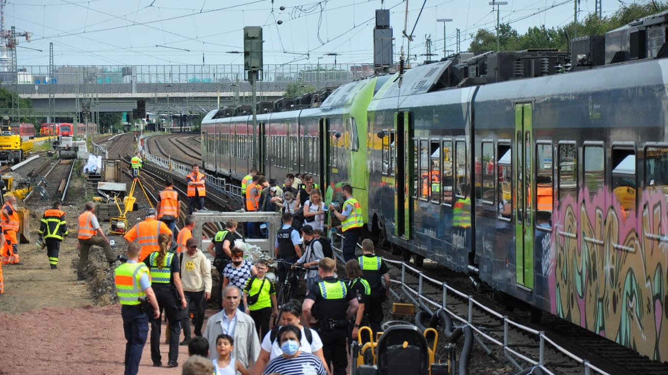 Fahrgäste werden aus einer Bahn evakuiert: Der Zug war zuvor steckengeblieben.