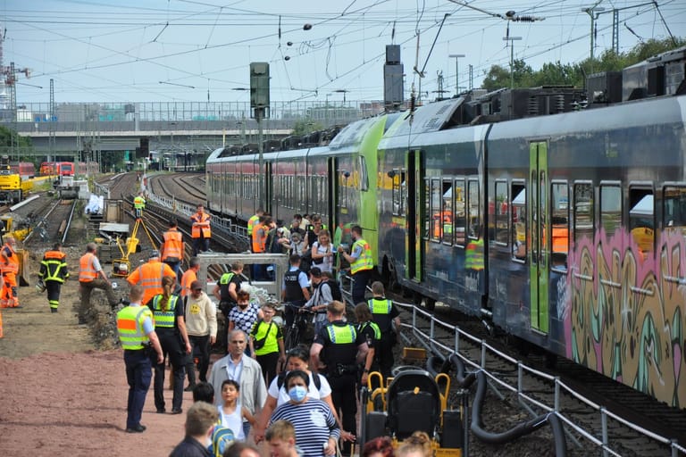 Fahrgäste werden aus einer Bahn evakuiert: Der Zug war zuvor steckengeblieben.