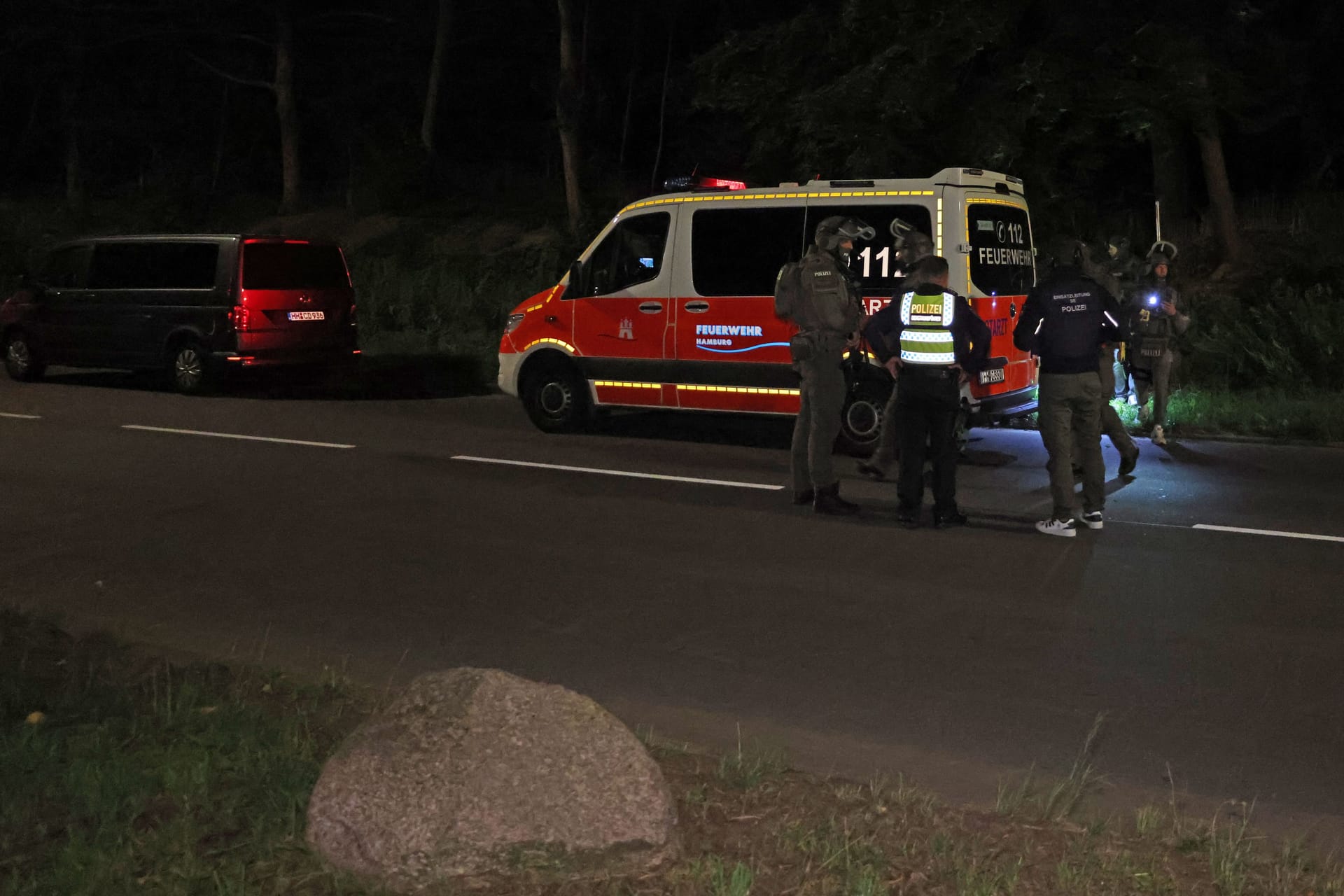 SEK-Beamte in Harburg: Der mit Messern bewaffnete Mann wurde überwältigt.