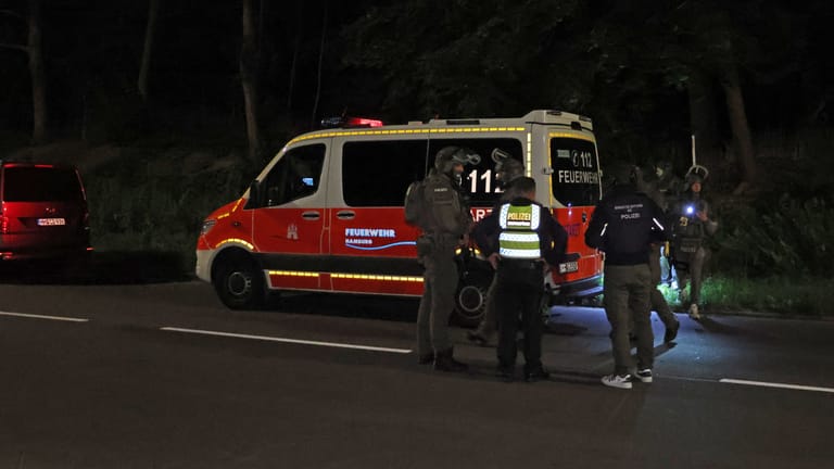 SEK-Beamte in Harburg: Der mit Messern bewaffnete Mann wurde überwältigt.