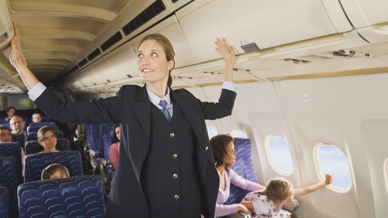 Zu viel Handgepäck: Flugbegleiter haben häufig damit zu kämpfen, dass zu viel Gepäck mitgenommen wird.