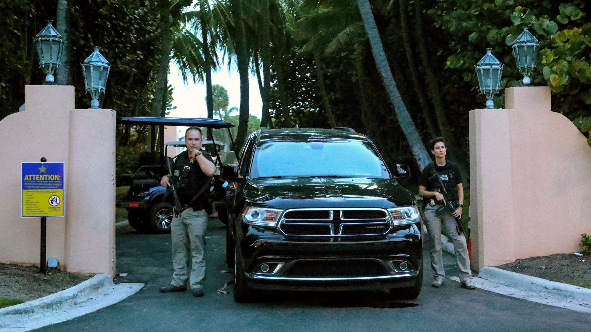 Agenten des Secret Service stehen am Tor von Mar-A-Lago.