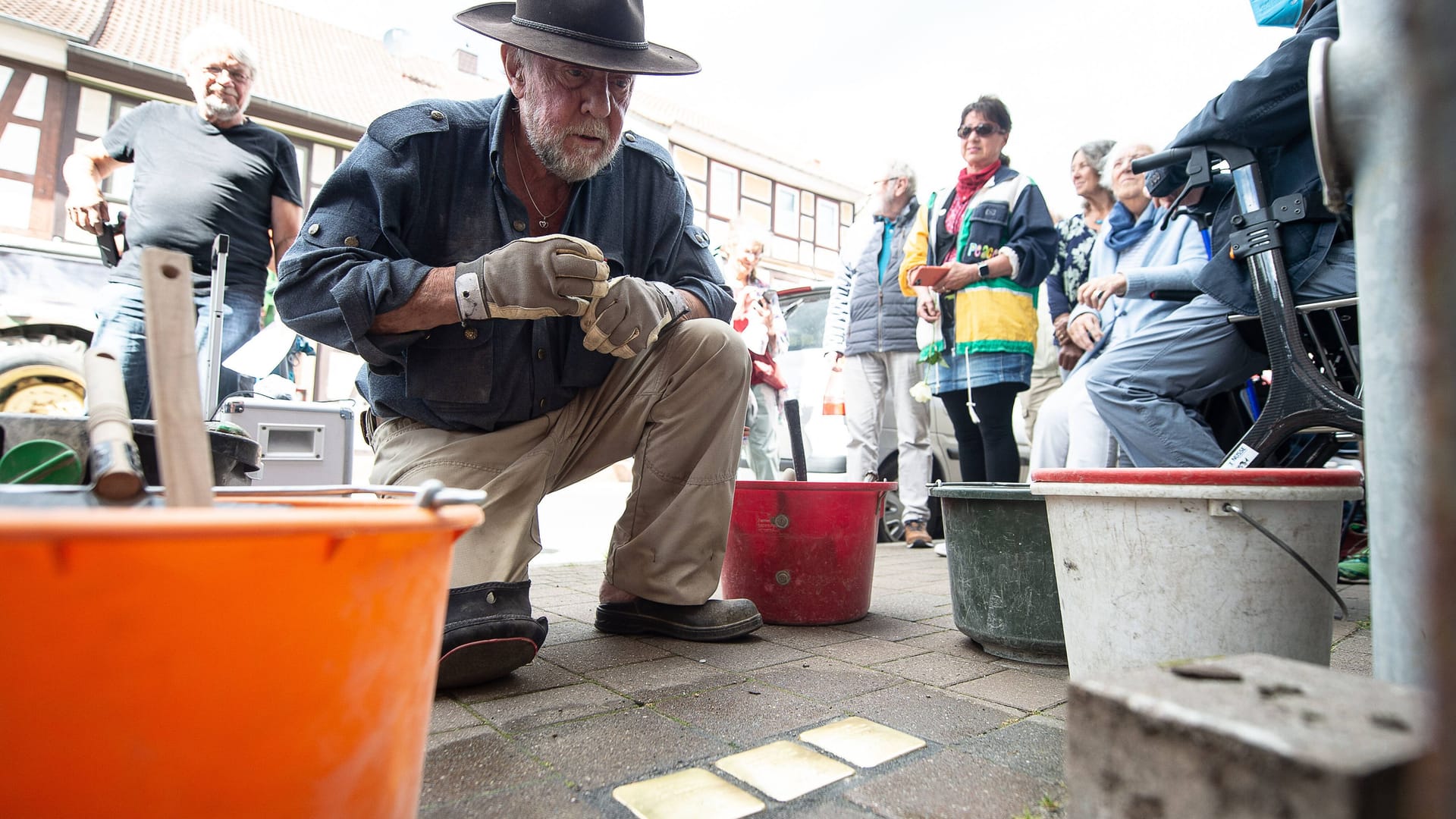 Stolperstein-Initiator Demnig in Potsdam (Archivfoto): In Hamburg sorgte jetzt eine zumindest missverständliche Umrandung eines Stolpersteins für Wirbel. Stolperstein-Initiator Demnig in Potsdam (Archivfoto): In Hamburg sorgte jetzt eine zumindest missverständliche Umrandung eines Stolpersteins für Wirbel.