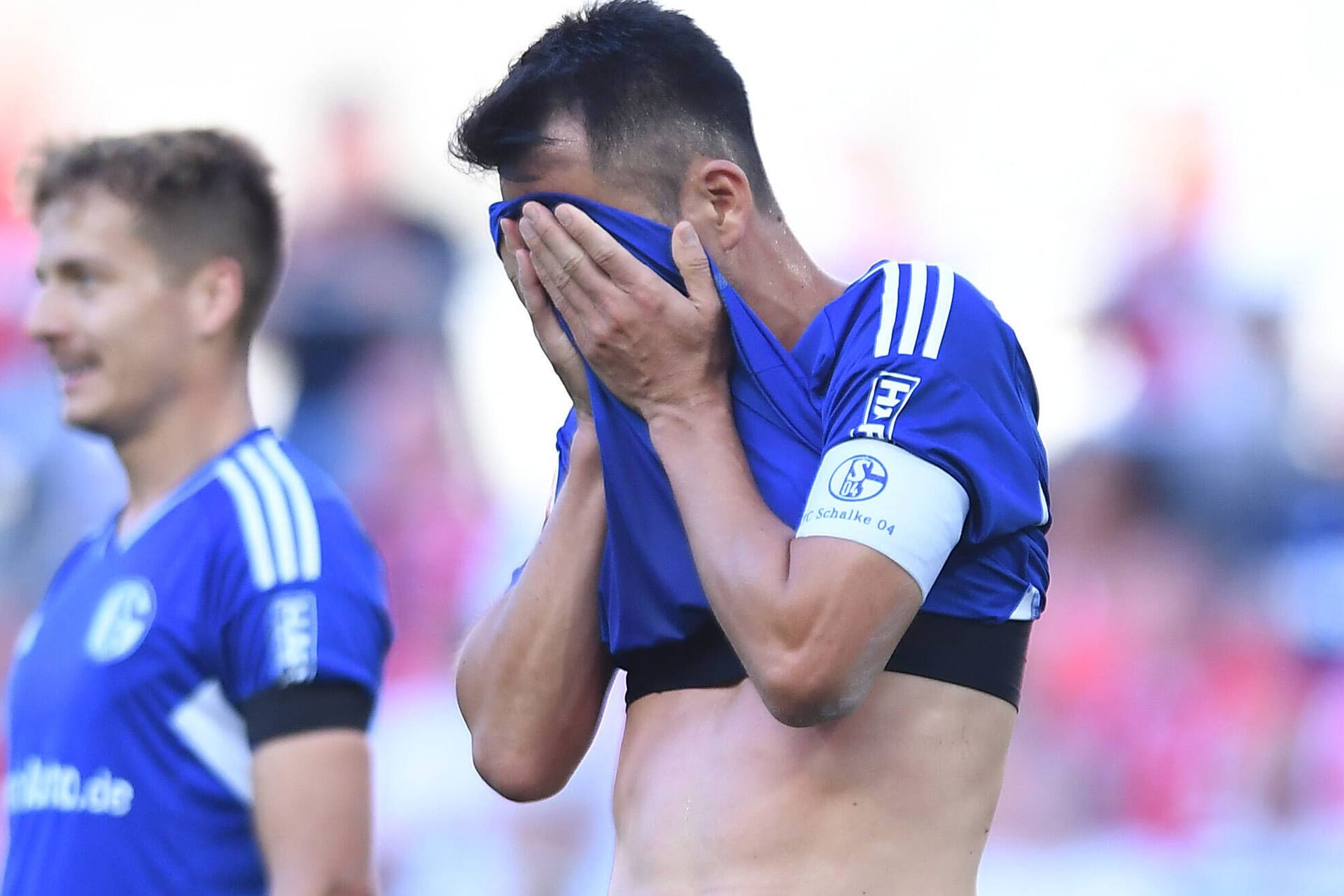 Verzweifelt: Schalkes Maya Yoshida im Spiel beim 1. FC Köln.