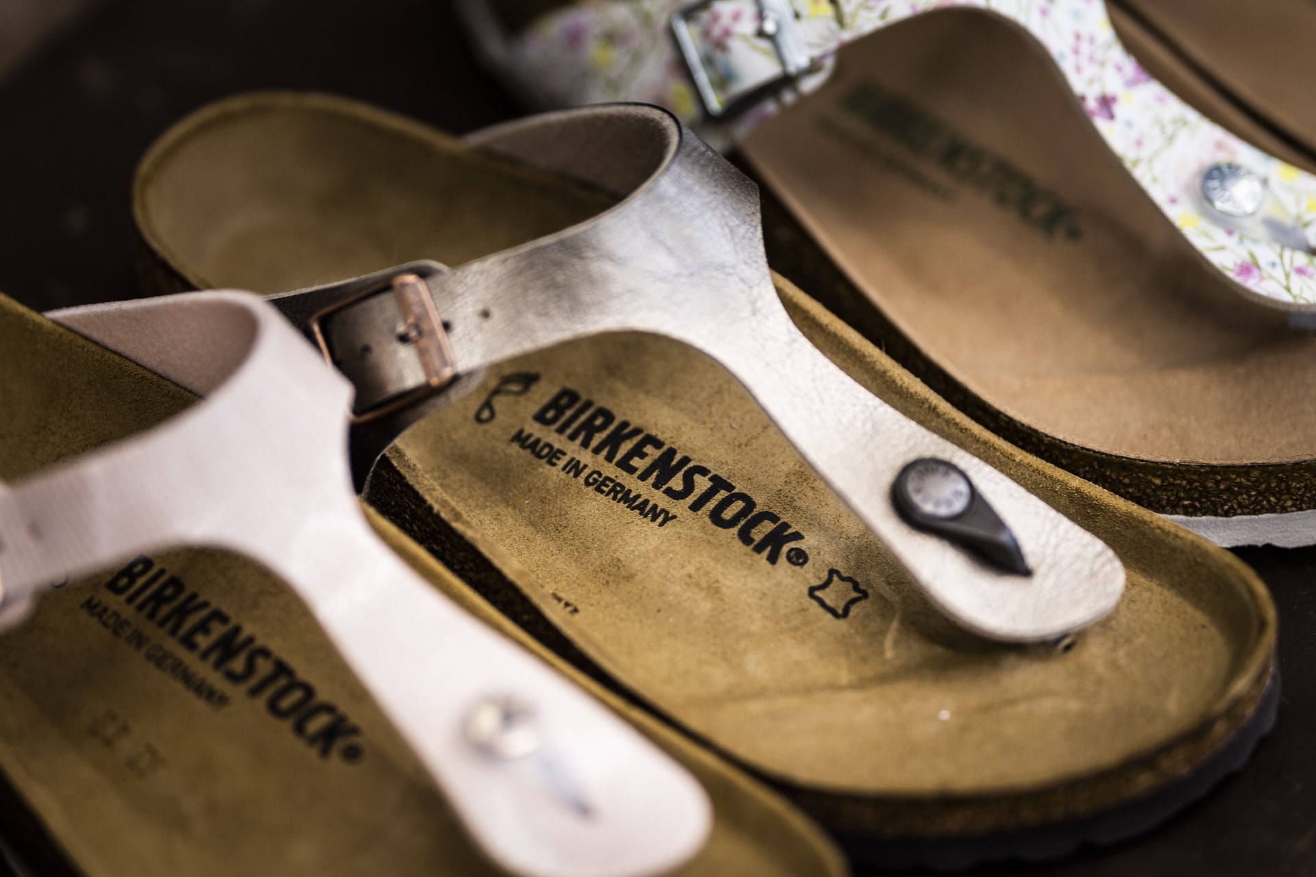 Sandalen von Birkenstock (Symbolbild): Die Schuhe sind inzwischen auch bei jungen Leuten sehr beliebt.