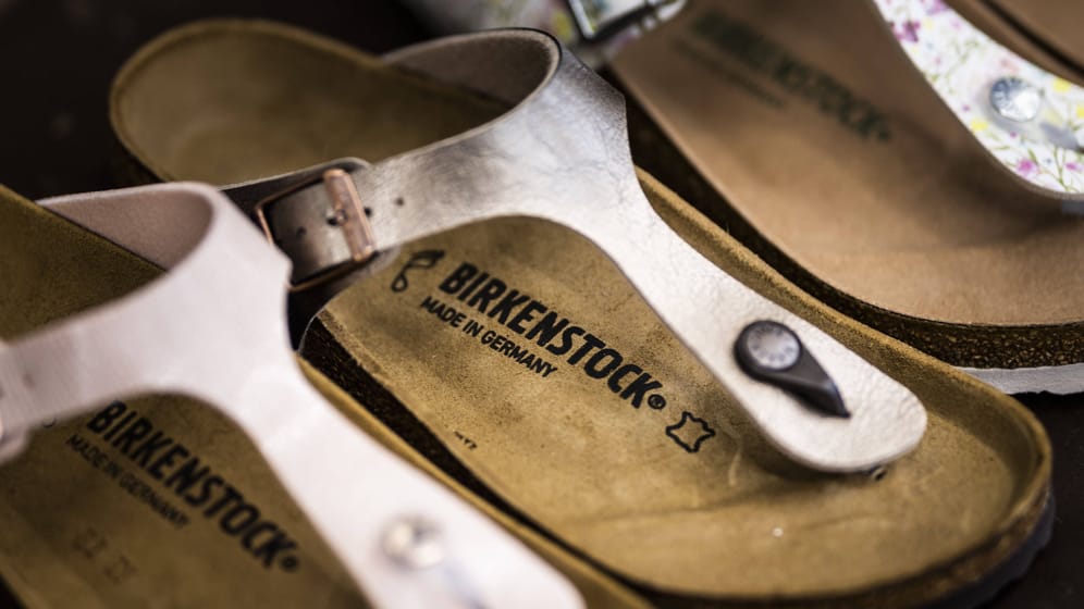 Sandalen von Birkenstock (Symbolbild): Die Schuhe sind inzwischen auch bei jungen Leuten sehr beliebt.