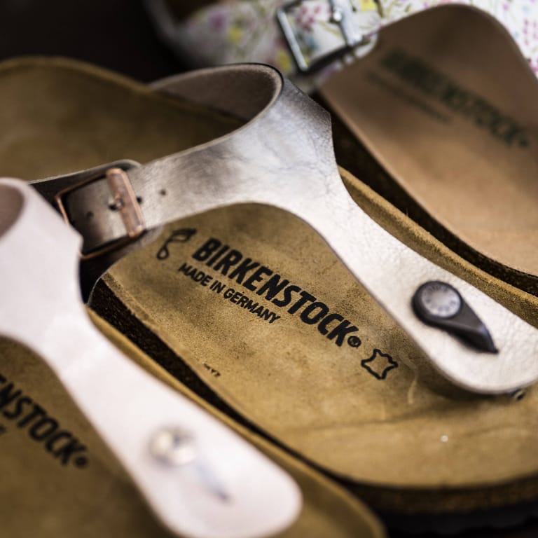 Sandalen von Birkenstock (Symbolbild): Die Schuhe sind inzwischen auch bei jungen Leuten sehr beliebt.