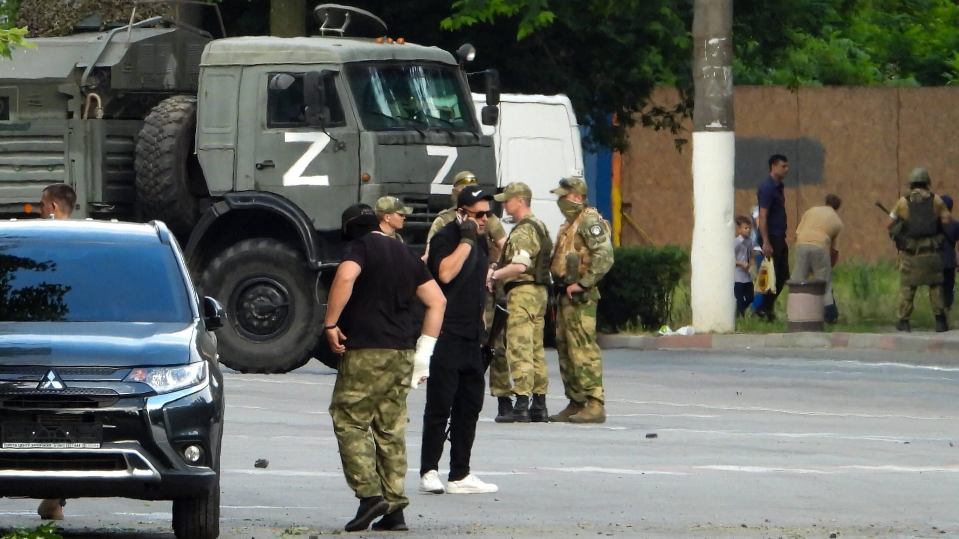 Russische Soldaten stehen auf der Straße in Melitopol (Archivbild): In der besetzten Stadt im Donbass soll es mehrere Explosionen gegeben haben.