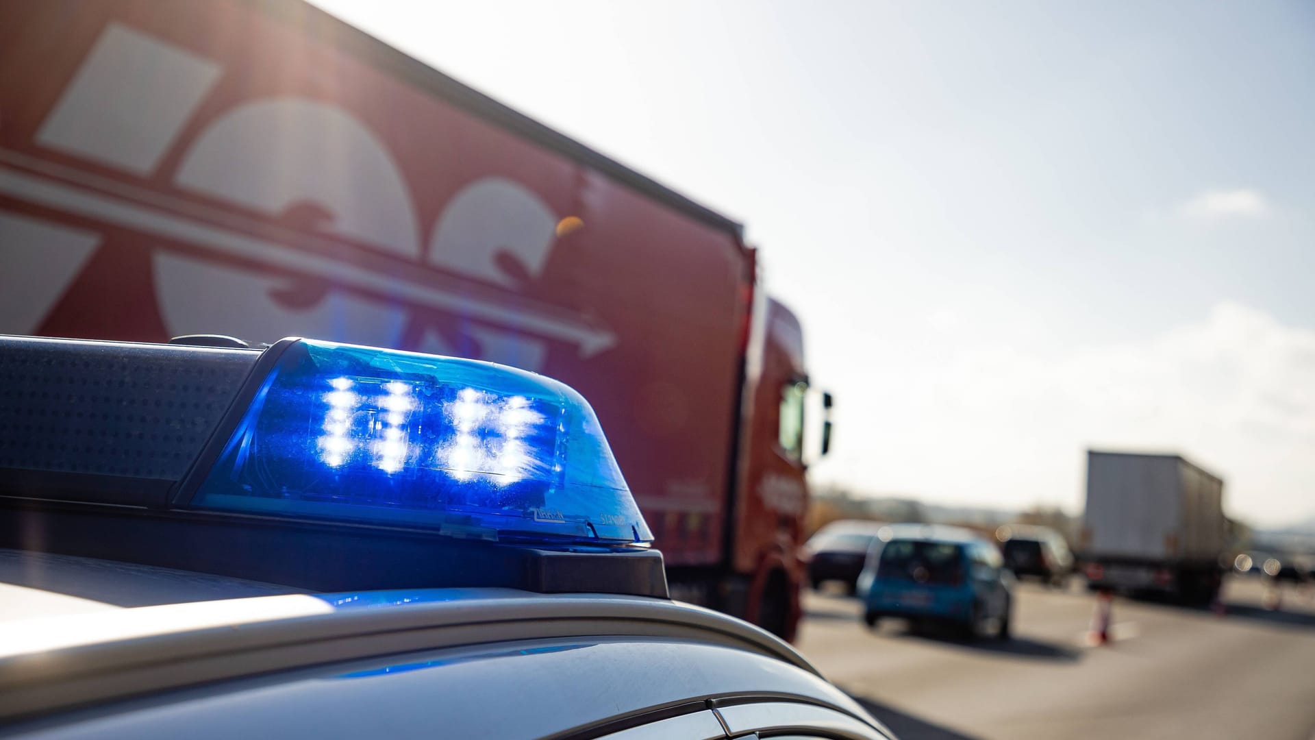 Ein Streifenwagen auf einer Autobahn (Symbolfoto): Zur Zeit ist die A27 gesperrt. Ein Streifenwagen auf einer Autobahn (Symbolfoto): Zur Zeit ist die A27 gesperrt.