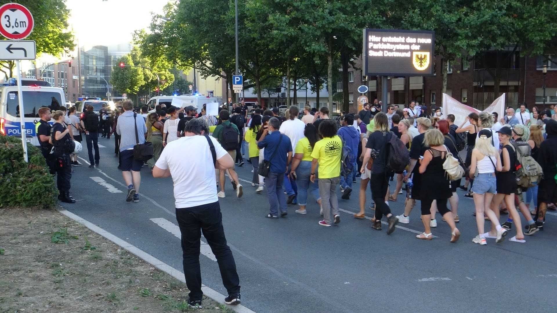 Mehrere hundert Teilnehmerinnen und Teilnehmer zogen durch die Dortmunder Innenstadt, um gegen das Vorgehen der Polizei zu demonstrieren.