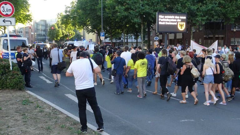 ﻿Mehrere hundert Teilnehmerinnen und Teilnehmer zogen durch die Dortmunder Innenstadt, um gegen das Vorgehen der Polizei zu demonstrieren.