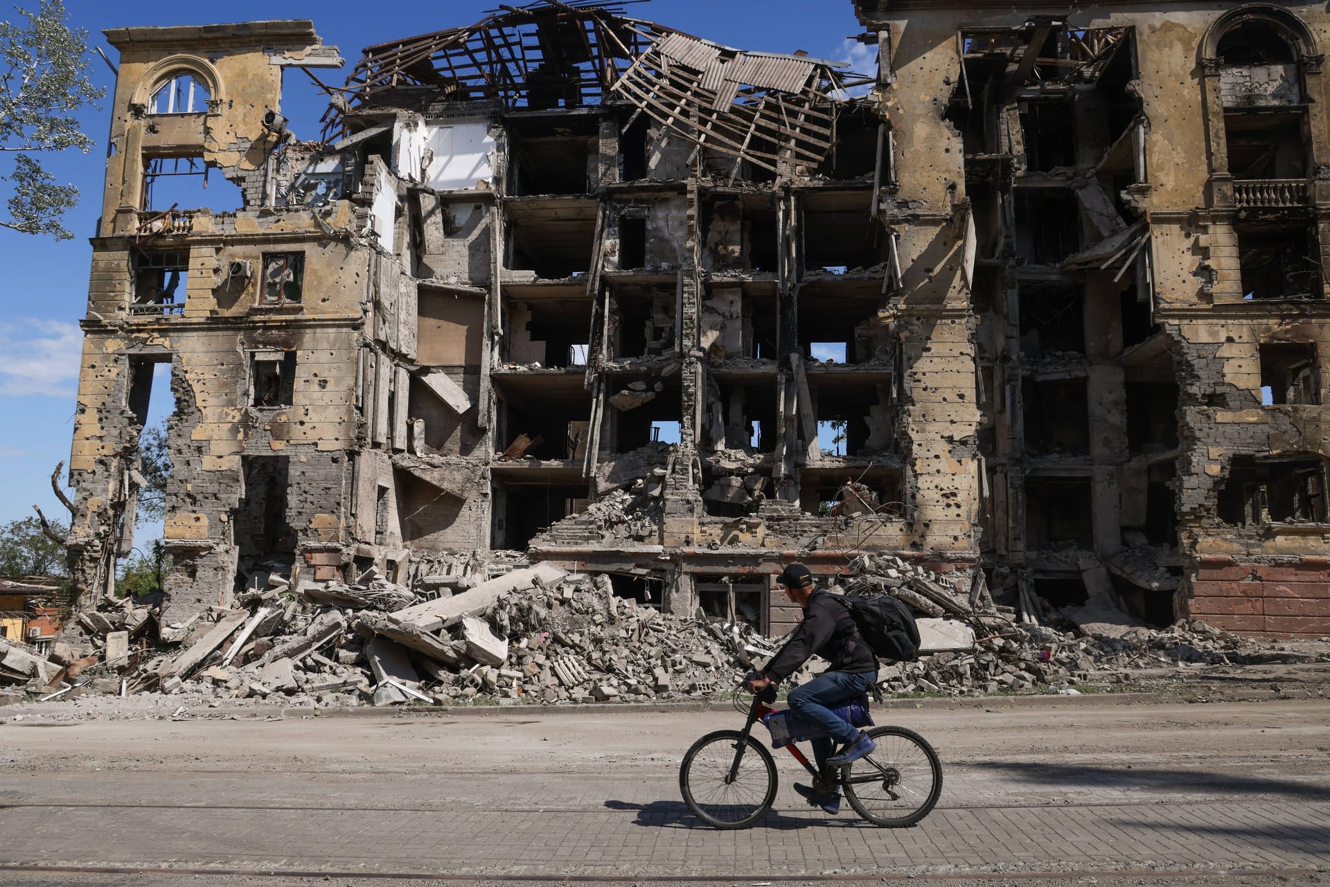 25. Mai in der Hafenstadt Mariupol: Die russische Armee meldet nach wochenlangen schweren Kämpfen die komplette Einnahme. Zuvor hatten sich die letzten der mehr als 2.400 ukrainischen Kämpfer im Stahlwerk Asowstal ergeben. Deutschland kündigt für Juli die Lieferung der ersten 15 Flugabwehrpanzer Gepard an die Ukraine an. Schweden und Finnland beantragen offiziell die Nato-Mitgliedschaft.