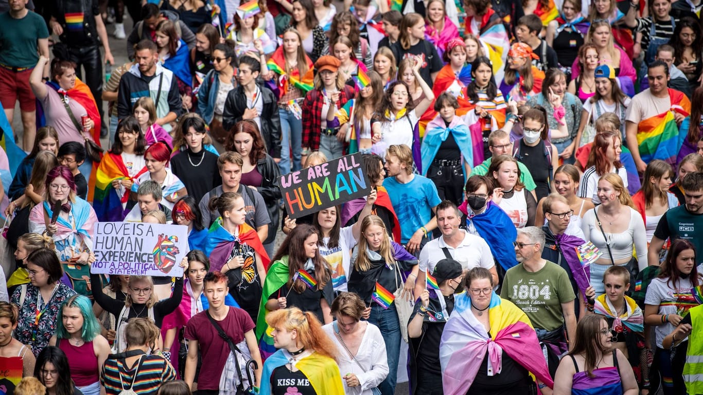 Mit umgehängten Regenbogenfahnen ziehen Menschen beim Christopher Street Day (CSD) Bremen durch die Innenstadt: Ob dies auch 2023 passiert, ist derzeit ungewiss