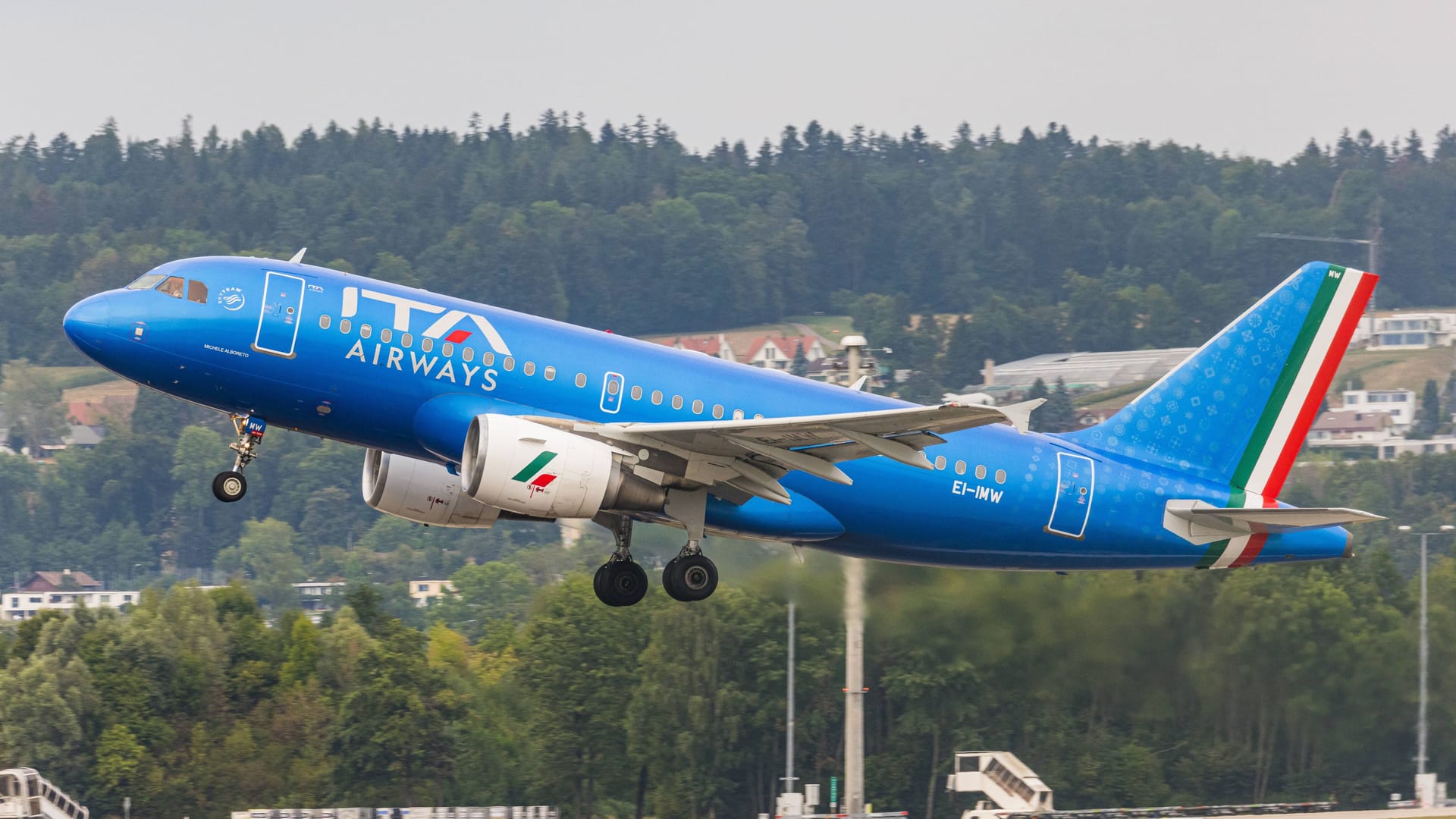 Airbus von ITA Airways (Symbolbild): Die Regierung will Verhandlungen mit dem US-Finanzinvestor Certares führen. Airbus von ITA Airways (Symbolbild): Die Regierung will Verhandlungen mit dem US-Finanzinvestor Certares führen.
