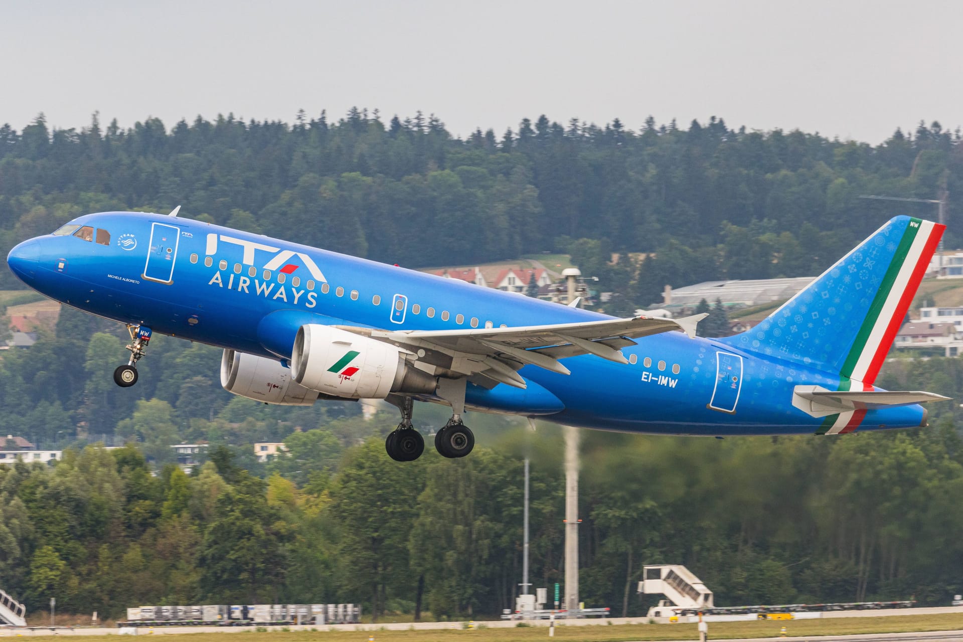 Airbus von ITA Airways (Symbolbild): Die Regierung will Verhandlungen mit dem US-Finanzinvestor Certares führen. Airbus von ITA Airways (Symbolbild): Die Regierung will Verhandlungen mit dem US-Finanzinvestor Certares führen.
