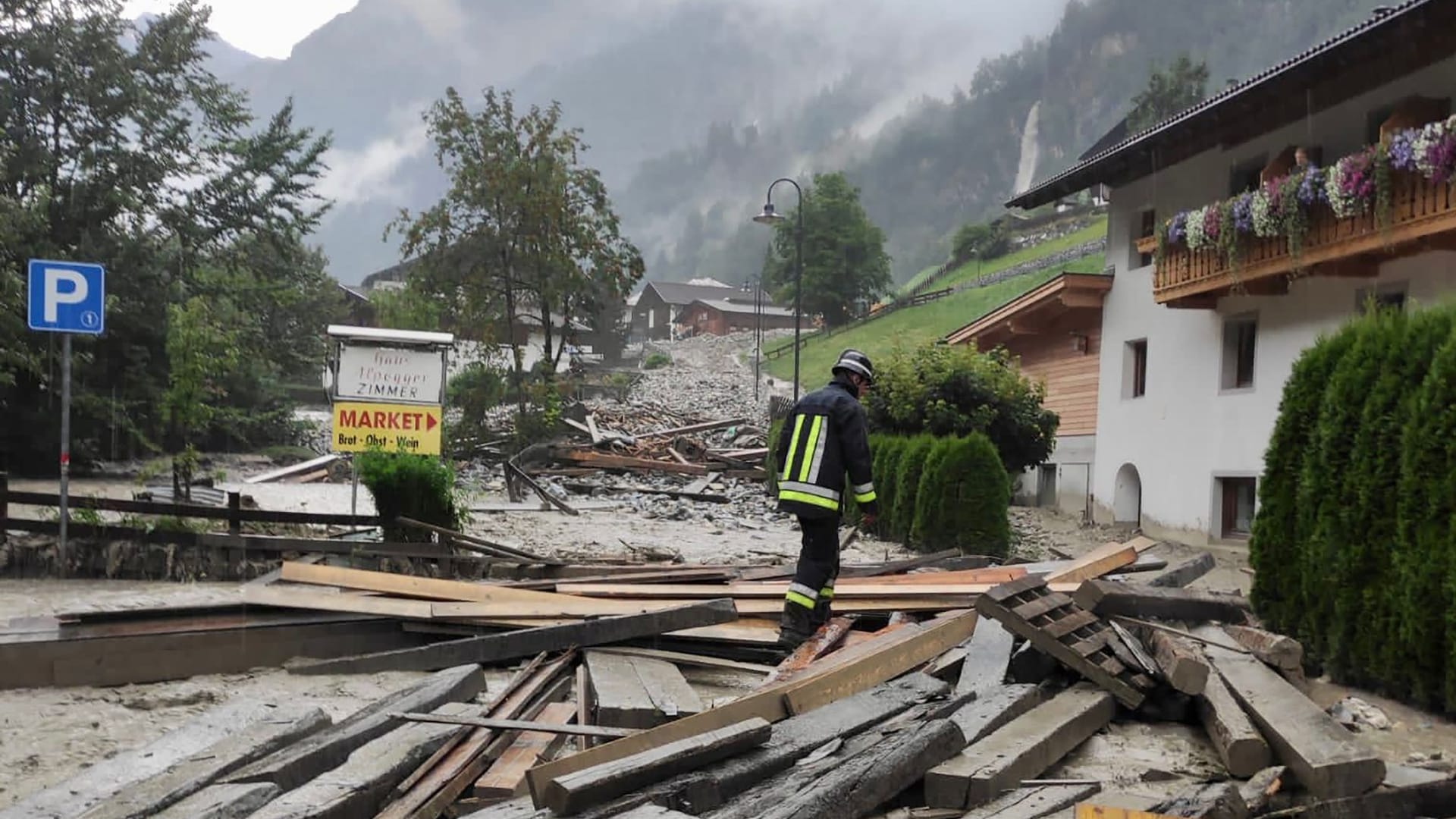 Feuerwehreinsatz im italienischen Pflersch: Nach Unwettern in Norditalien sind in manchen Orten Bäche über die Ufer getreten.